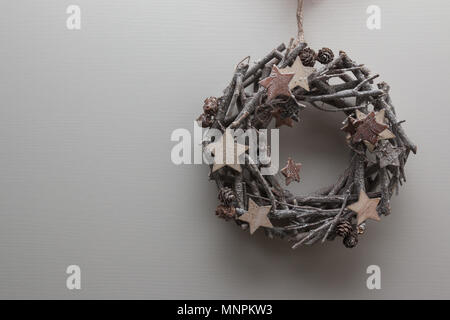 Rami circolare tessuto: decorazione di Natale con la stella di legno e un po' di pigne. Foto Stock