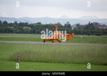 Piccolo e leggero arancione elicottero tenendo fuori dalla pista. Foto Stock