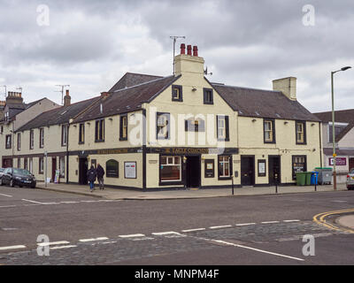 L'Aquila Coaching Inn in corrispondenza della giunzione di Fort e King Street, uno di Broughty Ferry più antiche osterie e trattorie. Dundee, Angus, Scozia. Foto Stock