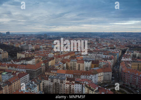 Vista del cielo per le strade e le case di Zizkov, Praga, Repubblica Ceca da una torre della TV. Mattino Nuvoloso. Foto Stock