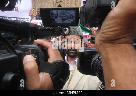 Srinagar, India. 18 Maggio, 2018. Il Kashmir a capo del chierico Umer Farooq è visto durante la protesta contro l'uccisione di palestinesi da parte delle forze israeliane, Maggio 18, 2018 Srinagar la capitale estiva della controllata indiana del Kashmir. Più di 60 dimostranti palestinesi sono stati uccisi dopo che le forze israeliane hanno aperto il fuoco sulla frontiera Gaza il 14 maggio, che aveva montato a fianco del recinto per protestare contro lo spostamento della Ambasciata Usa da Tel Aviv a Gerusalemme. Credito: Faisal Khan/Pacific Press/Alamy Live News Foto Stock