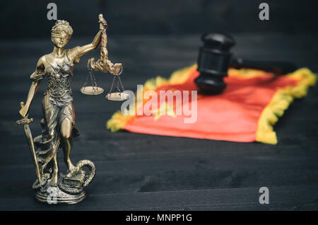 Il diritto e la giustizia, il concetto di legalità, bilancia della giustizia, Justitia, Lady giustizia, giudice martello davanti alla bandiera della Cina in background. Foto Stock