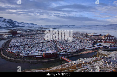 Vista dell'isola di monache tibetane, Yarchen Gar, Sichuan, in Cina Foto Stock