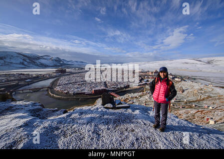 Vista dell'isola di monache tibetane, Yarchen Gar, Sichuan, in Cina Foto Stock