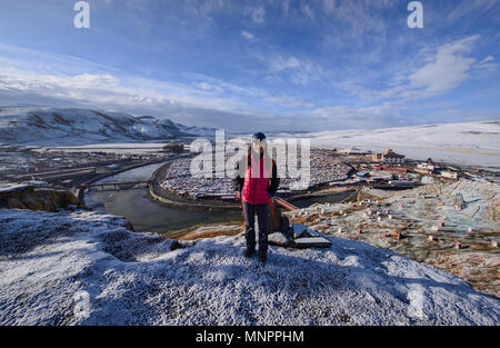 Vista dell'isola di monache tibetane, Yarchen Gar, Sichuan, in Cina Foto Stock