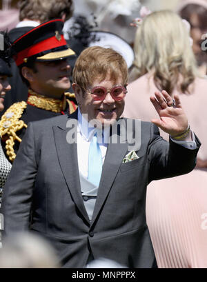 WINDSOR, Inghilterra - 19 Maggio: Sir Elton John arriva in occasione delle nozze del principe Harry a Ms Meghan Markle in corrispondenza alla cappella di San Giorgio, il Castello di Windsor e il 19 maggio 2018 a Windsor, in Inghilterra. Il principe Henry Charles Albert David del Galles si sposa con la sig.ra Meghan Markle in un servizio in corrispondenza alla cappella di San Giorgio all'interno dei giardini del Castello di Windsor. Tra gli ospiti sono stati 2200 i membri del pubblico, la famiglia reale e la Sig.ra Markle madre Ragland Doria. (Foto di Chris Jackson/Getty Images) Foto Stock