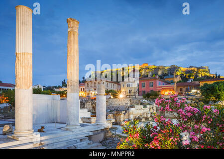 Resti di Adriano la biblioteca e Acropoli nella città vecchia di Atene, Grecia. Foto Stock