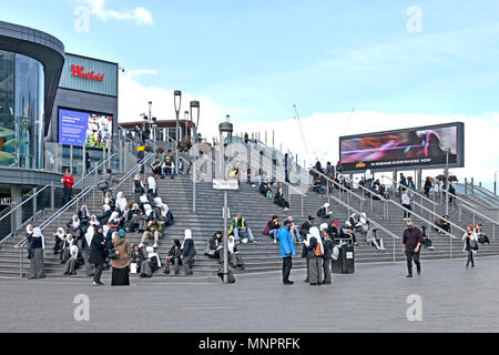 Girl School i bambini in uniforme molti indossano hijab con personale in fasi fino a raggiungere il centro commerciale Westfield multiculturale Newham Stratford East London REGNO UNITO Foto Stock