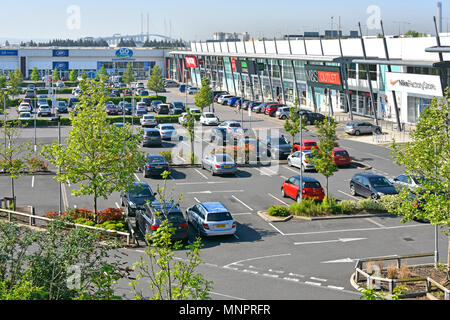 Centro commerciale Junction Retail Park, vista aerea delle aziende, parcheggio auto gratuito Dartford M25 e A282 Road attraversamento del fiume oltre Thurrock Essex Inghilterra Regno Unito Foto Stock