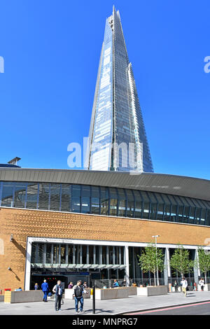 Il rinnovo di Tooley Street la facciata esterna del London Bridge stazione ferroviaria di Shard landmark grattacielo oltre a Southwark Sud Londra Inghilterra REGNO UNITO Foto Stock