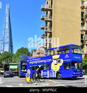 Megasightseeing low cost online open top sightseeing tour bus da Stagecoach trasformando in Tower Bridge Road Shard grattacielo oltre Londra Inghilterra REGNO UNITO Foto Stock