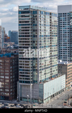 Vista aerea del vetro condominum edificio nella stampante del quartiere di Riga Foto Stock