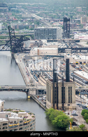 Vista aerea del cantiere ferroviario sul fiume di Chicago Foto Stock
