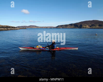 Kayaking fuori Ulva, Mull, Scozia Foto Stock