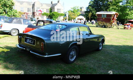 Un Aston Martin DB6 Mk2 parcheggiato in mostra al Forde House Classic car Meet, Newton Abbot, Devon, Inghilterra, Regno Unito Foto Stock