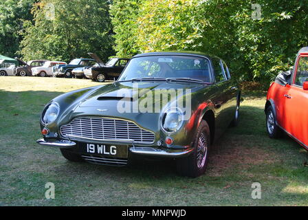 Un Aston Martin DB6 Mk2 parcheggiato in mostra al Forde House Classic car Meet, Newton Abbot, Devon, Inghilterra, Regno Unito Foto Stock