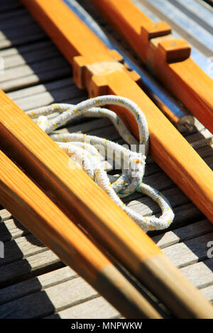 In legno barca a vela, nostalgico, in estate sul lago, chiamato Lateiner, vecchie barche a vela Foto Stock