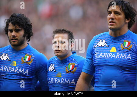 Luke McLean, Kristopher Burton e Santiago Dellape dell Italia canta l'inno nazionale prima dell'inizio dell'Inghilterra vs. Italia RBS 6 Nazioni Campionato Internazionale di Rugby 2011, giocato a Twickenham Stadium di Londra, Inghilterra, Regno Unito Foto Stock