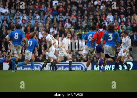 Ben Youngs spazia oltre i compagni di team durante l'Inghilterra vs. Italia RBS 6 Nazioni Campionato Internazionale di Rugby 2011, giocato a Twickenham Stadium di Londra, Inghilterra, Regno Unito Foto Stock