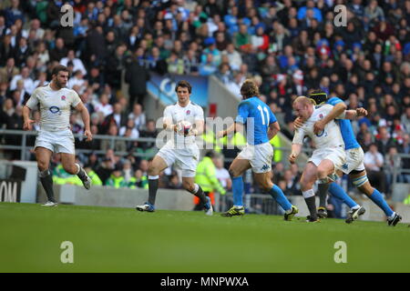Dan Cole di Inghilterra tiene affrontare passando a Tom Wood e Nick Pasqua durante l'Inghilterra vs. Italia RBS 6 Nazioni Campionato Internazionale di Rugby 2011, giocato a Twickenham Stadium di Londra, Inghilterra, Regno Unito Foto Stock