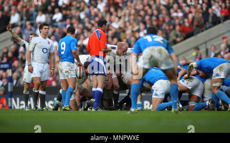 Louis Deacon spreme nella seconda riga della scrum dietro Dan Cole durante l'Inghilterra vs. Italia RBS 6 Nazioni Campionato Internazionale di Rugby 2011, giocato a Twickenham Stadium di Londra, Inghilterra, Regno Unito Foto Stock