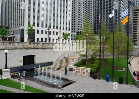 Chicago's Vietnam Memorial Plaza elenca i nomi dei residenti che sono stati uccisi durante la guerra e si trova nel centro cittadino di Chicago Riverwalk Foto Stock