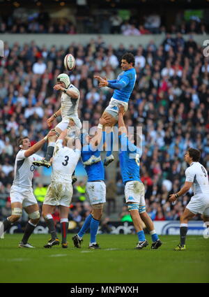 Dan Cole e Simon Shaw sollevare Tom Palmer nella linea fuori durante l'Inghilterra vs. Italia RBS 6 Nazioni Campionato Internazionale di Rugby 2011, giocato a Twickenham Stadium di Londra, Inghilterra, Regno Unito Foto Stock