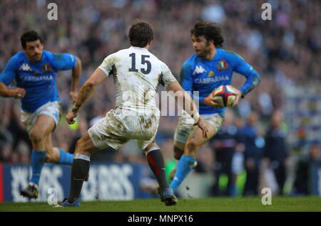 Luke McLean dell Italia gare verso Ben Foden durante l'Inghilterra vs. Italia RBS 6 Nazioni Campionato Internazionale di Rugby 2011, giocato a Twickenham Stadium di Londra, Inghilterra, Regno Unito Foto Stock