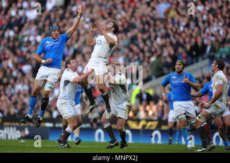Nick Pasqua di Inghilterra issata aloft da Steve Thompson e Dan Cole durante l'Inghilterra vs. Italia RBS 6 Nazioni Campionato Internazionale di Rugby 2011, giocato a Twickenham Stadium di Londra, Inghilterra, Regno Unito Foto Stock