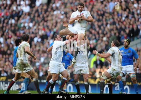 Nick Pasqua di Inghilterra issata aloft da Steve Thompson e Dan Cole durante l'Inghilterra vs. Italia RBS 6 Nazioni Campionato Internazionale di Rugby 2011, giocato a Twickenham Stadium di Londra, Inghilterra, Regno Unito Foto Stock