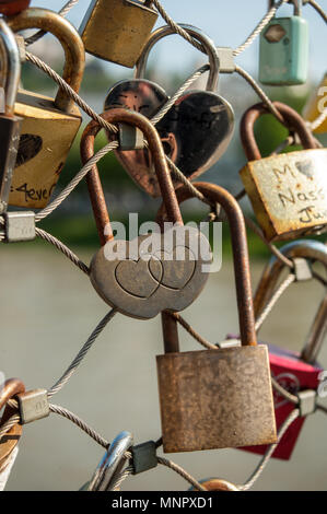 Salisburgo, lucchetti di amore su un ponte il Makartsteg, luna di miele la gente ama in estate Foto Stock