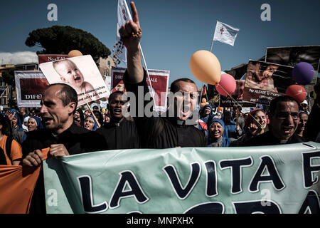 Roma, Italia. 19 Maggio, 2018. Migliaia di pro-vita e contro l aborto dimostranti si sono riuniti per l annuale 'Marco per la Vita" per protestare contro l aborto e l eutanasia e a proclamare il valore universale del diritto alla vita. Credito: Giuseppe Ciccia/Pacific Press/Alamy Live News Foto Stock