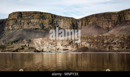 Golden desert ridge erodendo con il tempo su un fiume d'oro Foto Stock