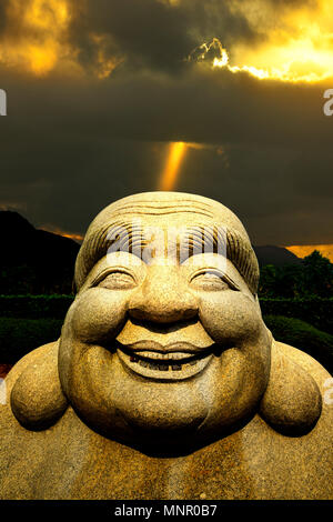 Ebisu Buddha con le monete nella sua bocca, Kumano Nachi Taisha Grand Santuario, Nakahechi percorso, Kumano Kodo pellegrinaggio, Kii-Mountains Foto Stock