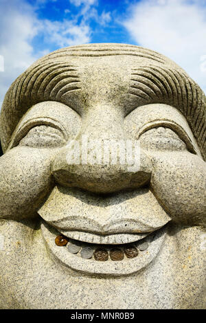 Ebisu Buddha con le monete nella sua bocca, Kumano Nachi Taisha Grand Santuario, Nakahechi percorso, Kumano Kodo pellegrinaggio, Kii-Mountains Foto Stock