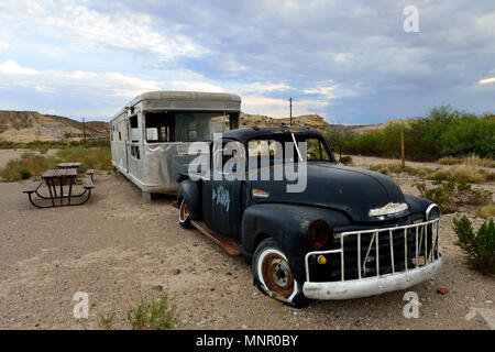 Vecchio arrugginito Chevrolet con caravan presso l'area di sosta, Terlingua, Texas, Stati Uniti d'America Foto Stock