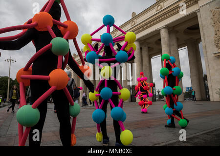 Artisti in costumi del peso molecolare di un reticolo cristallino durante il festival della scienza, arte e tecnologia 'Polytech' in Gorky Park di Mosca, Russia Foto Stock