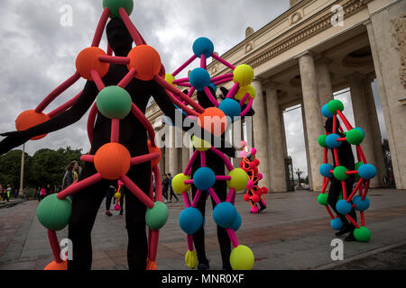Artisti in costumi del peso molecolare di un reticolo cristallino durante il festival della scienza, arte e tecnologia 'Polytech' in Gorky Park di Mosca, Russia Foto Stock