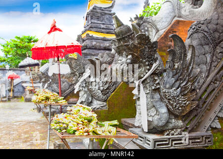 Drago tradizionale monster statua nel tempio Mayura, Mataram, Lombok, Indonesia Foto Stock