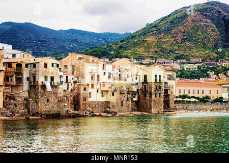 Bellissimo lungomare di Cefalù città vecchia, Palermo regione Sicilia isola, in Italia Foto Stock