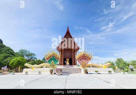 Il bel legno teak tempio Wat Ao Noi, Prachuap Khiri Khan, Thailandia Foto Stock