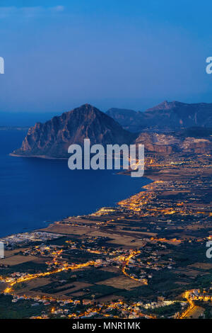 Vista panoramica verso il Monte Cofano visto in Erice, in Sicilia isola, in Italia. Al tramonto. San Vito lo Capo sullo sfondo Foto Stock