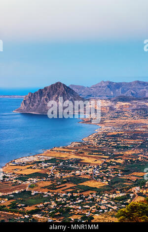 Vista panoramica verso il Monte Cofano visto da Erice, in Sicilia isola, in Italia. Al tramonto. San Vito lo Capo sullo sfondo Foto Stock