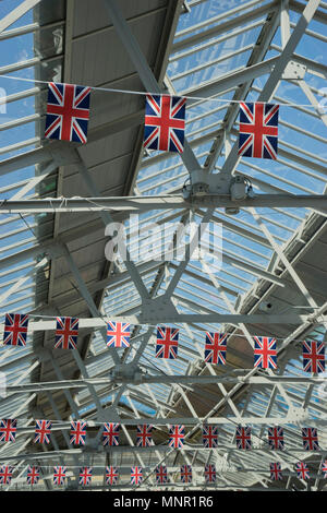 Union Jack Flag visualizzato al mercato di Greenwich, Londra durante il Royal Wedding cerimonia di Harry e Meghan nel Castello di Windsor il 19 maggio 2018. Inghilterra, Regno Unito Foto Stock