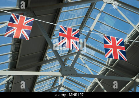 Union Jack Flag visualizzato al mercato di Greenwich, Londra durante il Royal Wedding cerimonia di Harry e Meghan nel Castello di Windsor il 19 maggio 2018. Inghilterra, Regno Unito Foto Stock