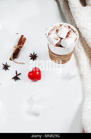 Cioccolata calda con marshmallows sul tavolo bianco. Foto Stock