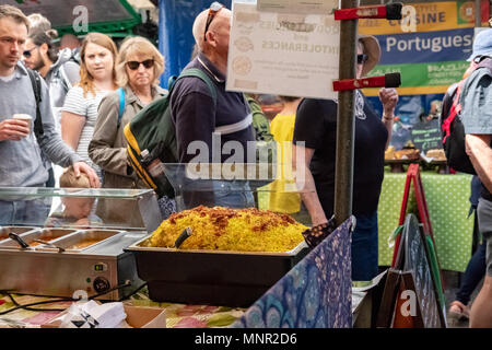 Isolato e immagini dettagliate di un cibo asiatico visto di stallo entro un mercato all'aperto nel Regno Unito. Riso e altre salse può essere visto pronti a servire. Foto Stock