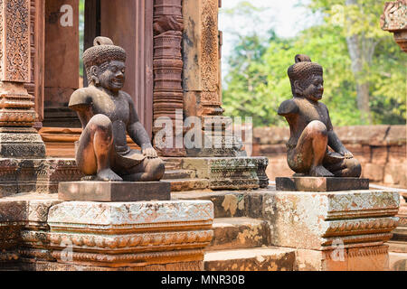 Statue di Banteay Srei tempio complesso, Siem Reap, in Cambogia. Foto Stock