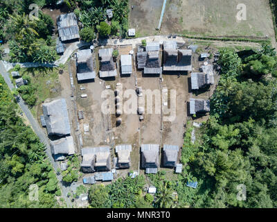 Un incredibile antenna satellitare vista della Luba villaggio tradizionale vicino a Bajawa, Indonesia. Foto Stock