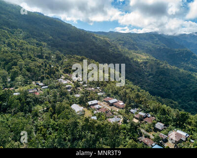 Vista aerea di un villaggio vicino alla Bena e Luba villaggi tradizionali in Nusa Tenggara orientale, Indonesia. Foto Stock